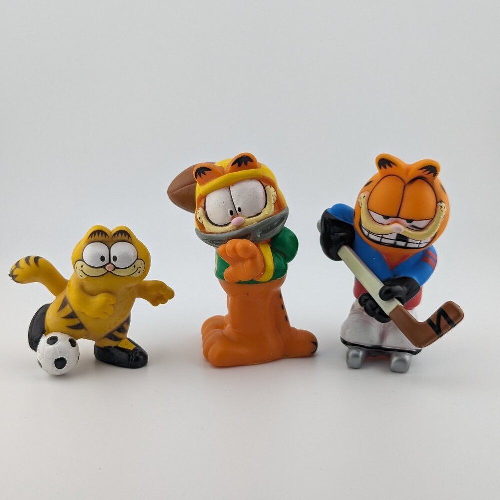 3 vintage Garfield sport figures - Soccer - Football - Hockey